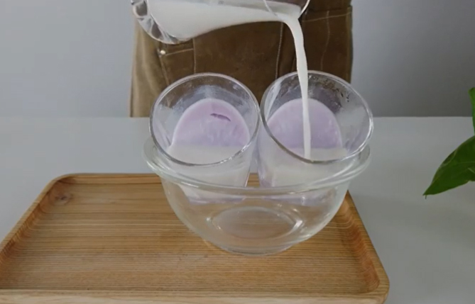 Nghiêng cốc sang bên còn lại, từ từ đổ hỗn hợp sữa hạt dẻ vào, chờ nguội rồi cho vào ngăn đông thêm 30 phút nữa