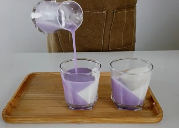 Đổ thêm một lớp Panna khoai môn lên trên rồi tiếp tục cho vào ngăn đông thêm 30 phút nữa