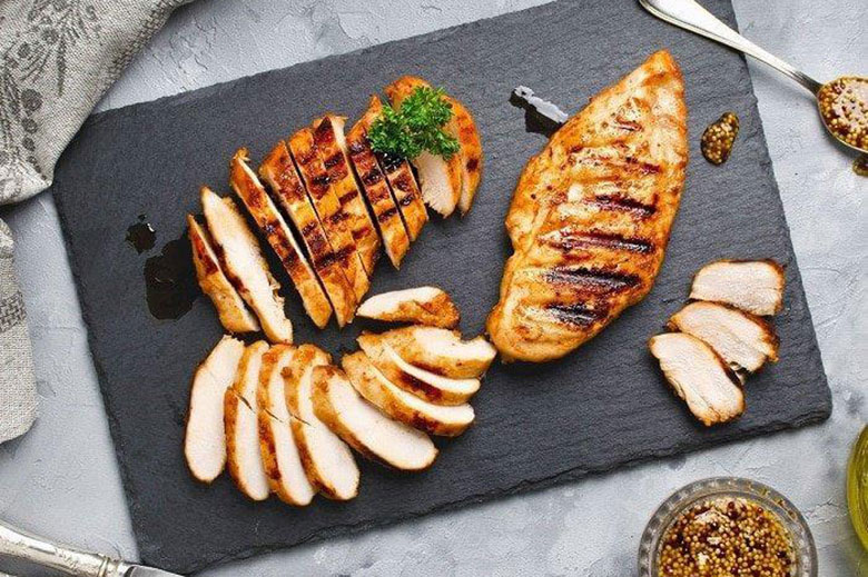 Nướng ức gà bằng nồi chiên không dầu