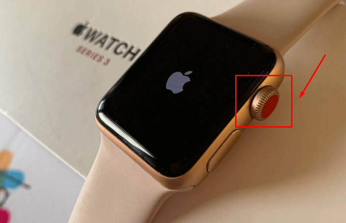 Bật đồng hồ thông minh bằng cách nhấn nút nguồn