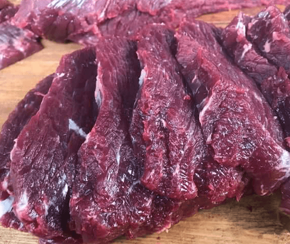 Thái thịt trâu thành những miếng to bản theo chiều dọc thớ thịt