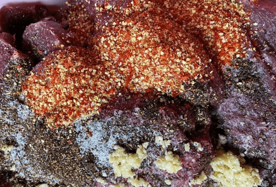 Ướp thịt trâu khi làm thịt trâu gác bếp bằng lò nướng