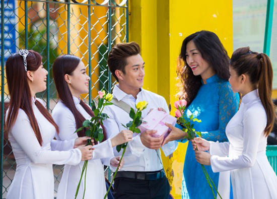 Hình ảnh tặng hoa thầy cô giáo ý nghĩa