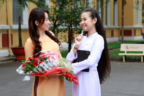 Hình ảnh tặng hoa thầy cô giáo ý nghĩa