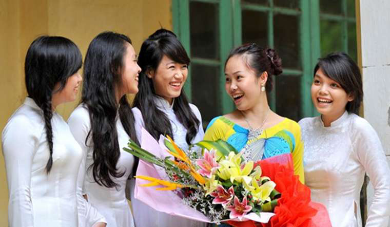 Hình ảnh tặng hoa thầy cô giáo ý nghĩa