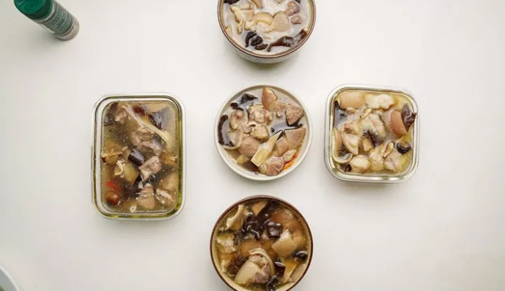 Múc thịt đông vào khuôn