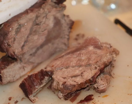 Thái thái thịt bắp bò thành từng lát