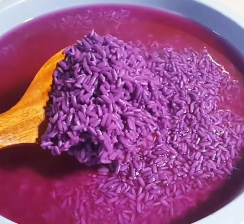 Ngâm gạo nếp với nước lá cẩm