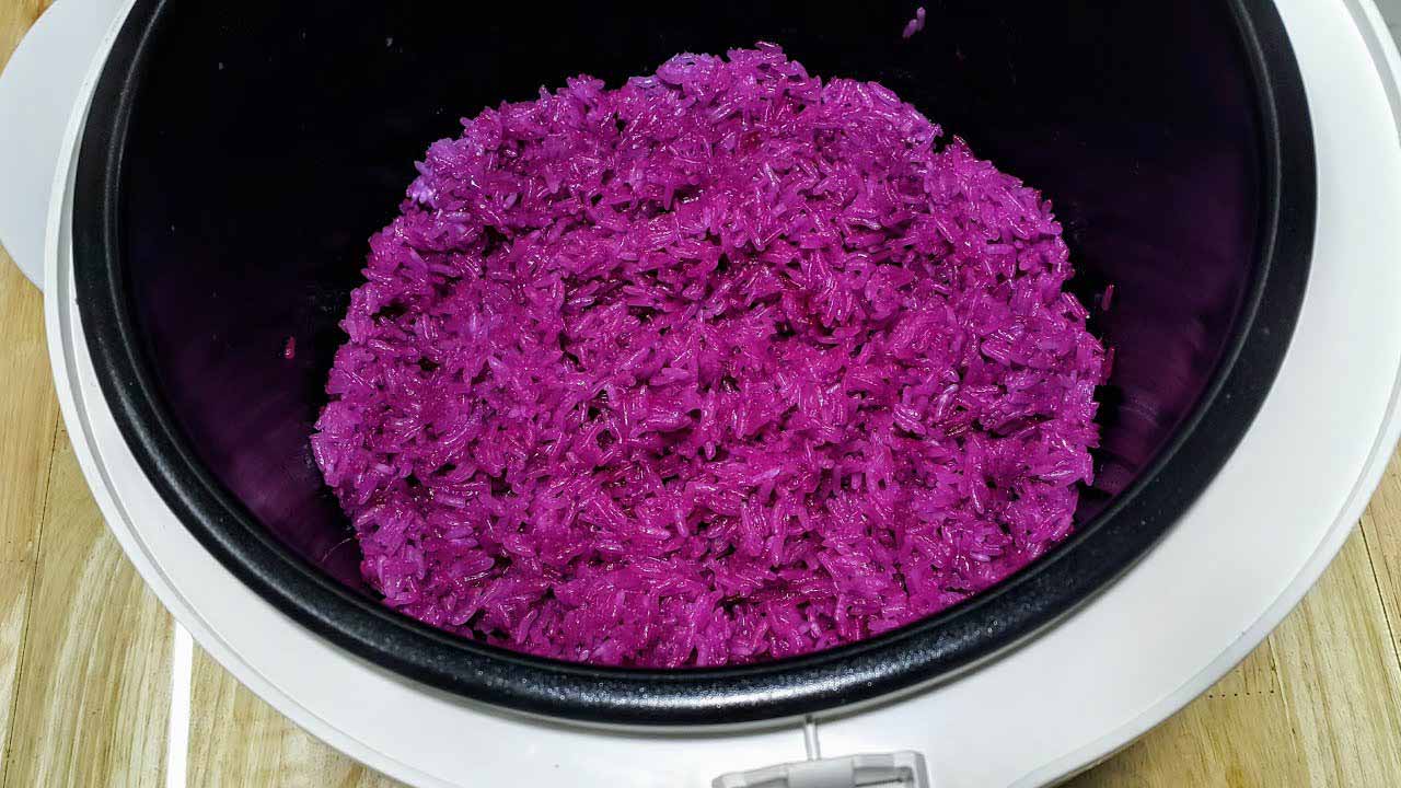 Thành phẩm món xôi lá cẩm nấu bằng nồi cơm điện