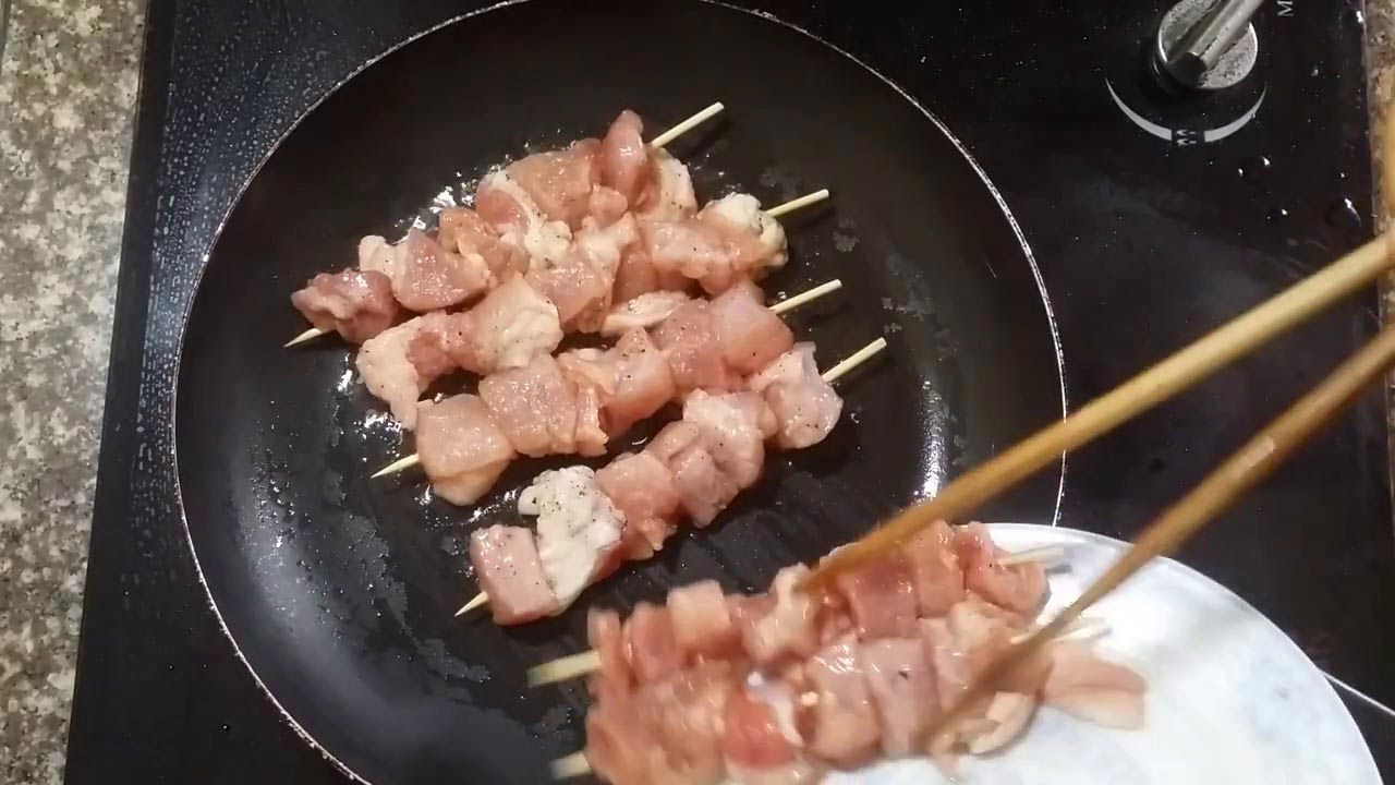 Nướng thịt xiên bằng chảo