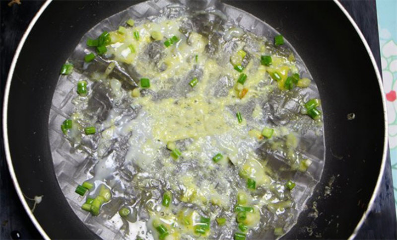 Phết các nguyên liệu nướng bánh tráng