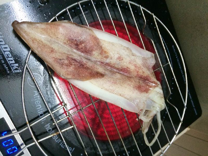 Nướng mực trên bếp hồng ngoại