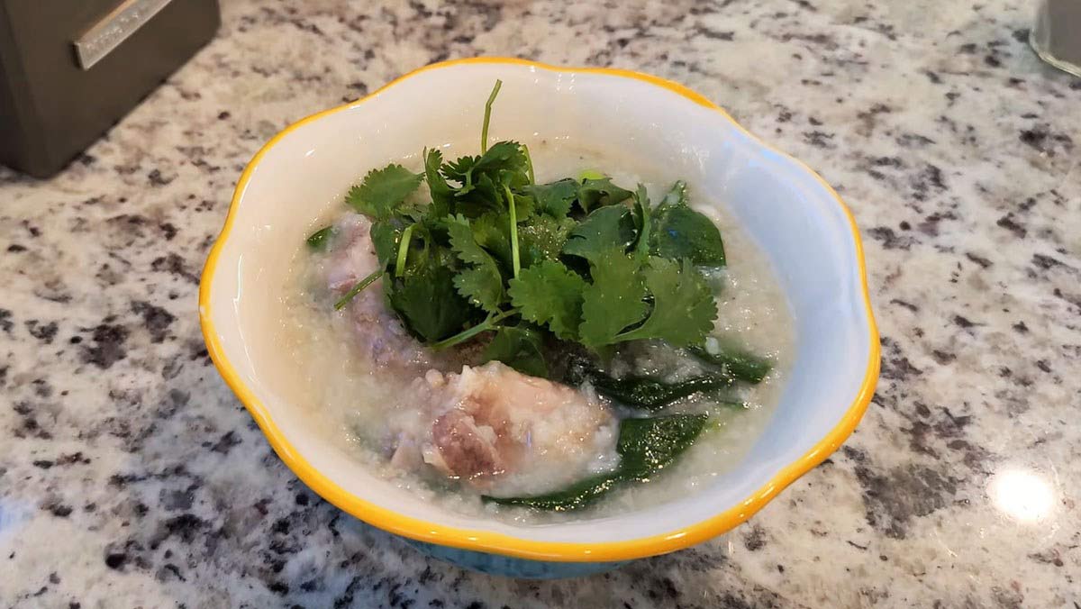 Thành phẩm món cháo sườn nấu bằng nồi cơm điện Cuckoo