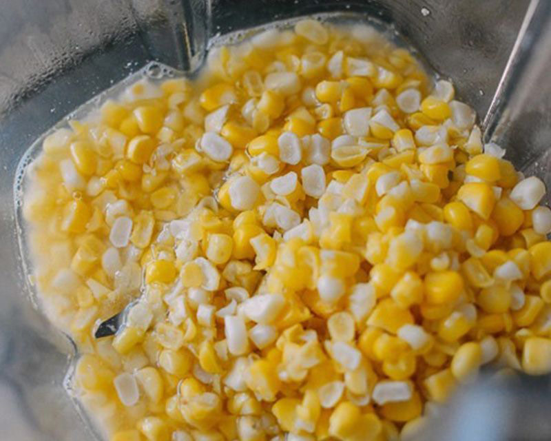 Cho nguyên liệu vào máy làm sữa hạt