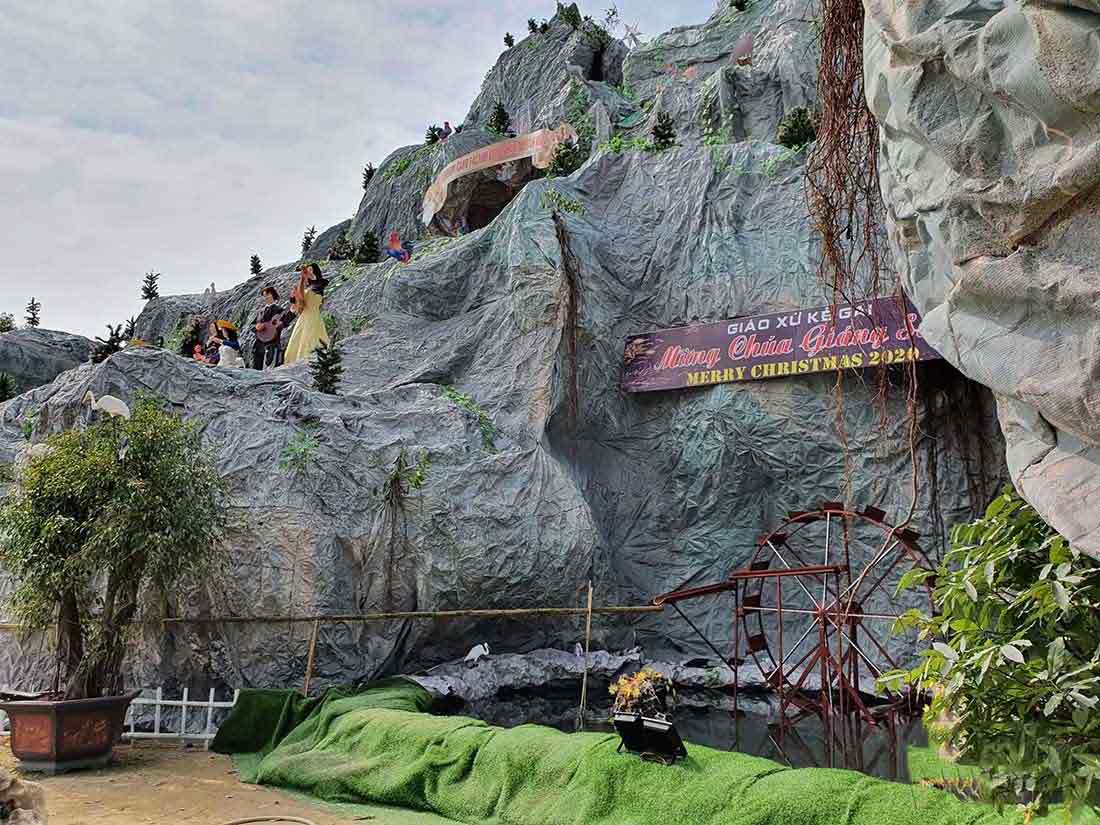 Hang đá có thác nước