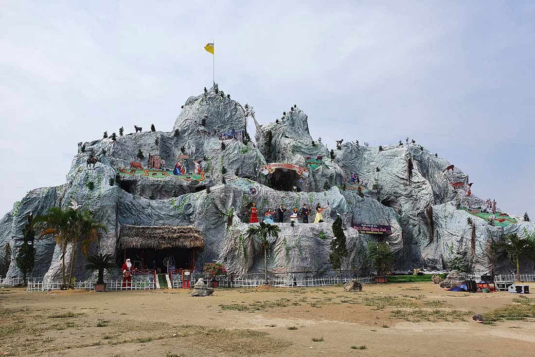 Ảnh hang đá kèm thác nước