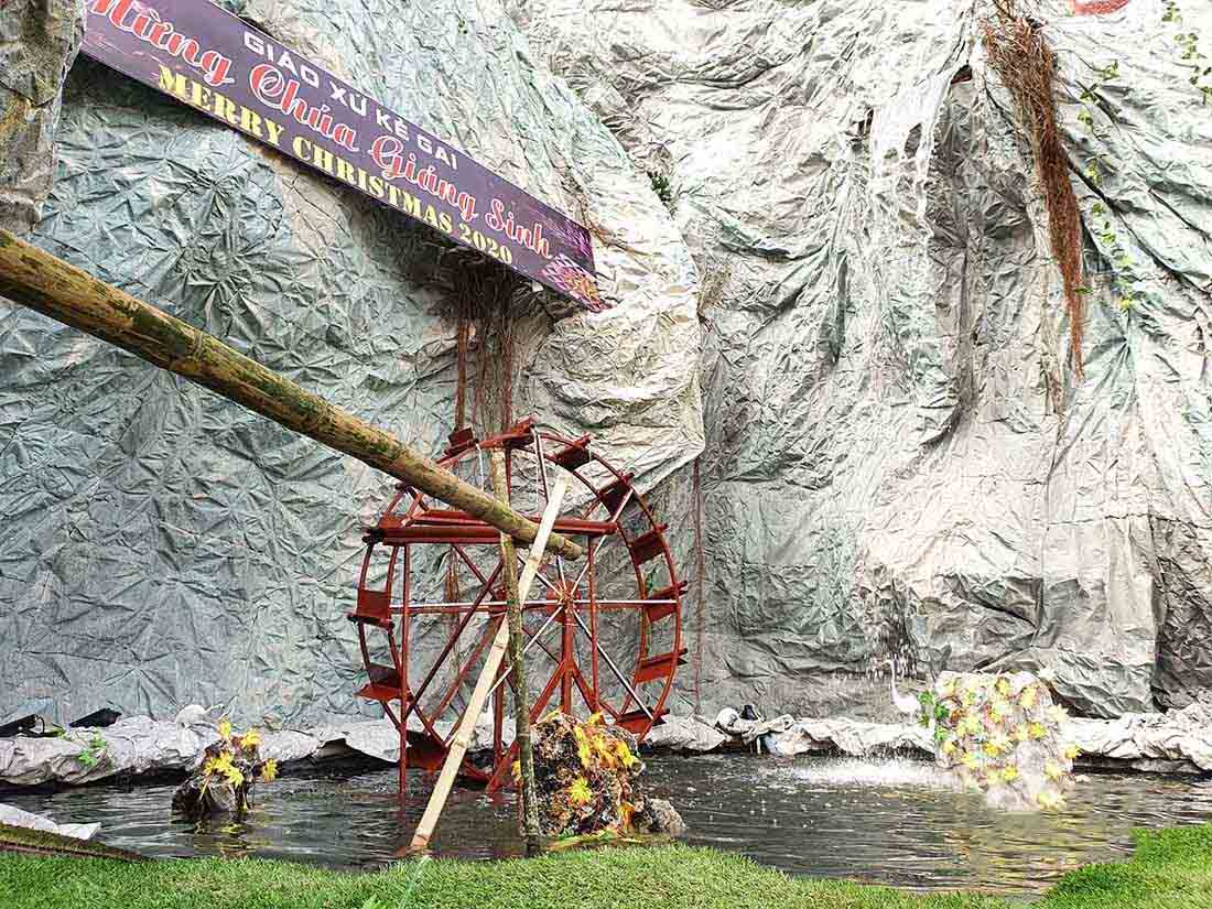 Thác nước hang đá Giáng Sinh