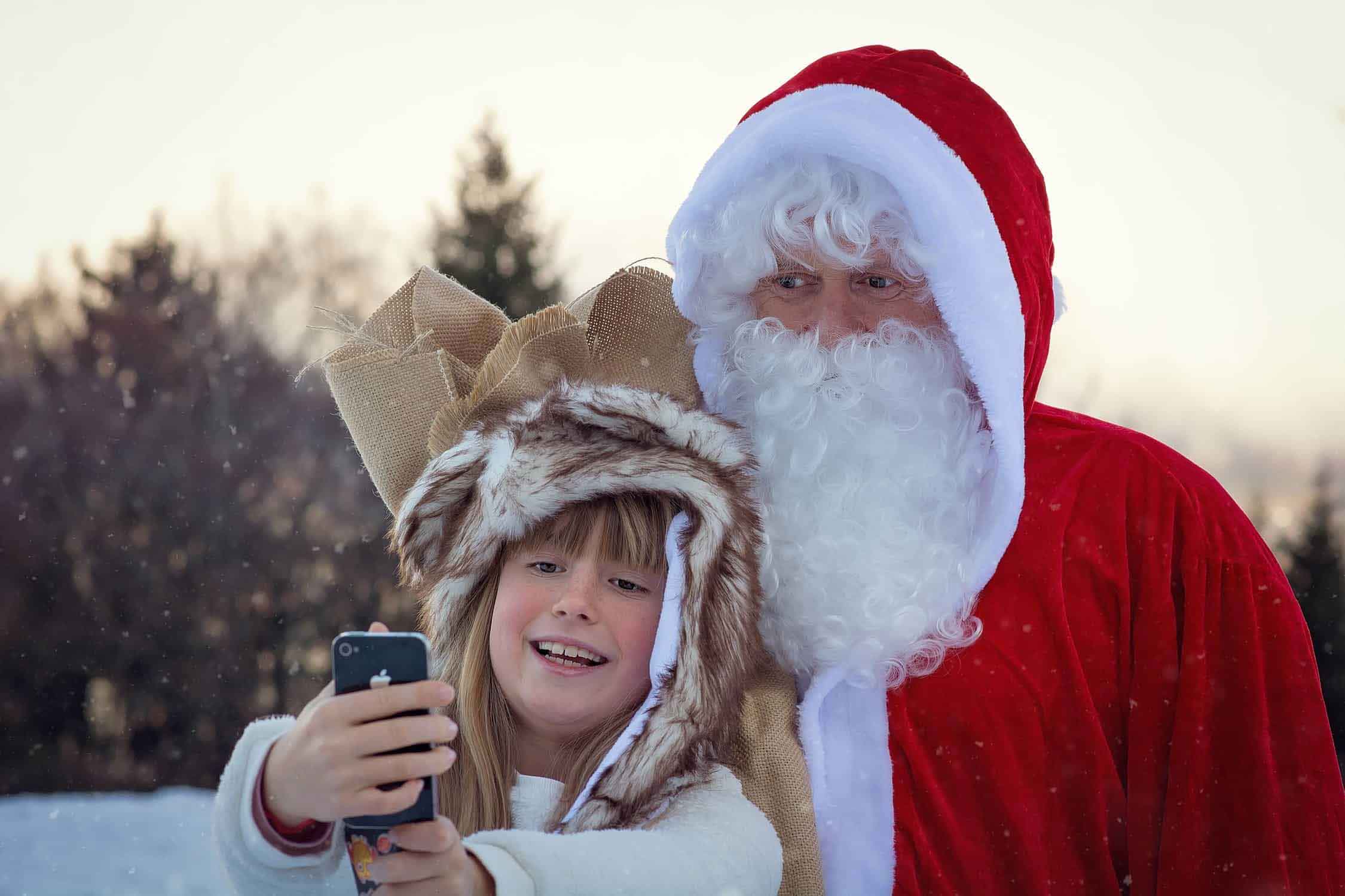 Hình ảnh ông già Noel cùng trẻ em