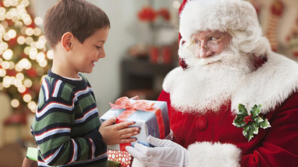 Hình ảnh ông già Noel cùng trẻ em