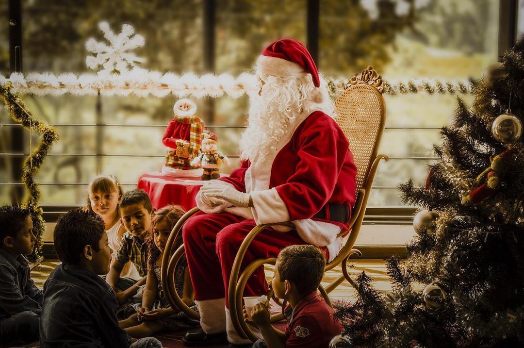 Hình ảnh ông già Noel cùng trẻ em