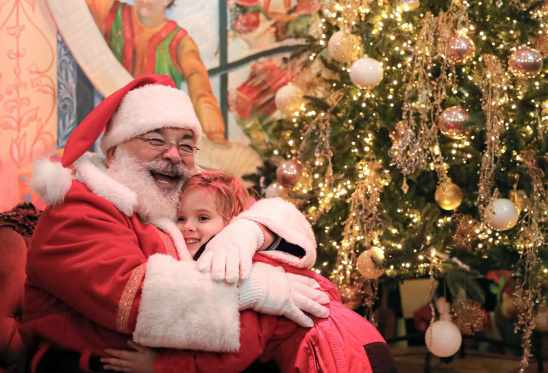 Hình ảnh ông già Noel cùng trẻ em
