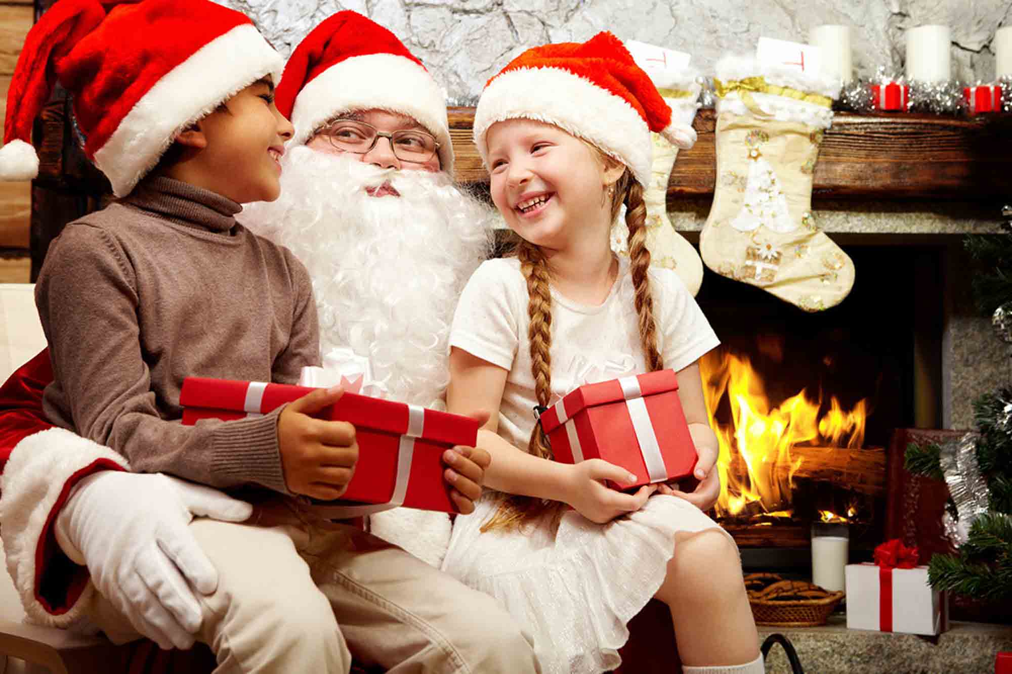 Hình ảnh ông già Noel cùng trẻ em