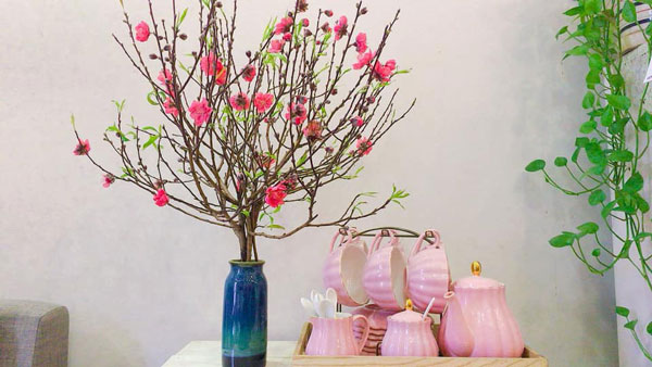 Hoa đào chưng bàn thờ ngày Tết