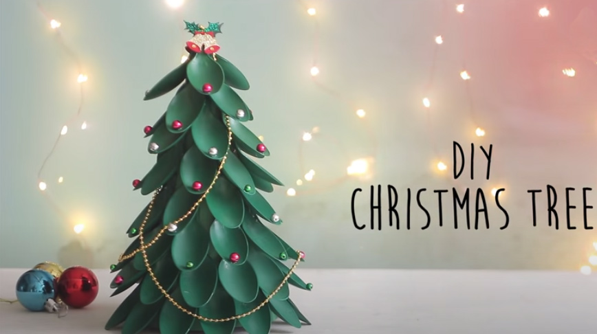 Làm cây thông noel bằng đồ tái chế