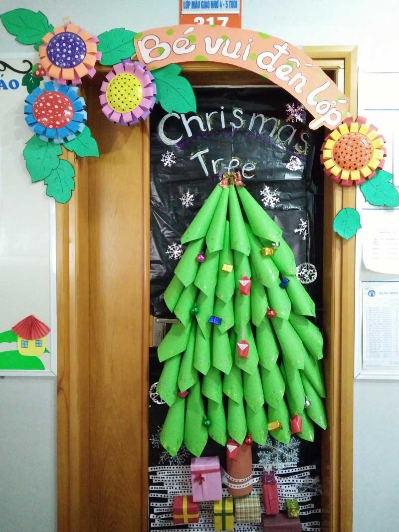 Trang trí Noel lớp mầm non bằng cây thông
