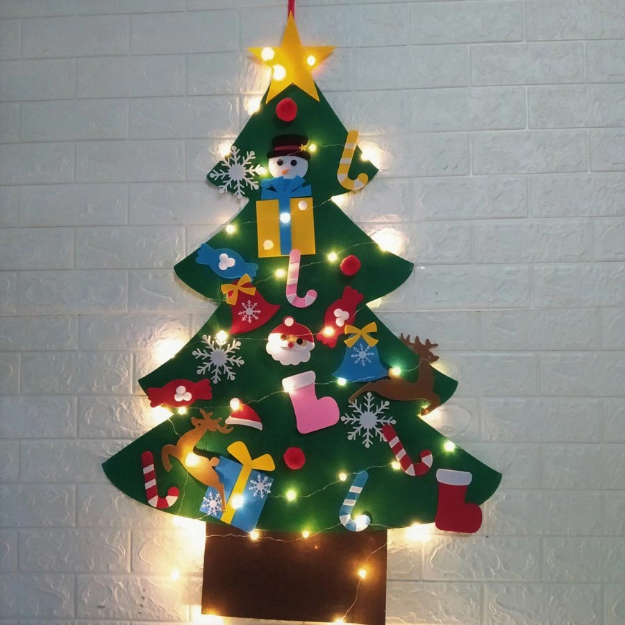 Trang trí Noel lớp mầm non bằng cây thông
