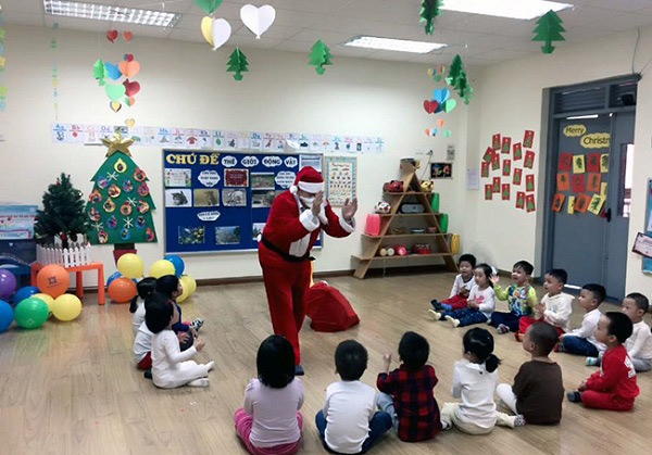 Trang trí Noel lớp mầm non bằng các hình dán, decal