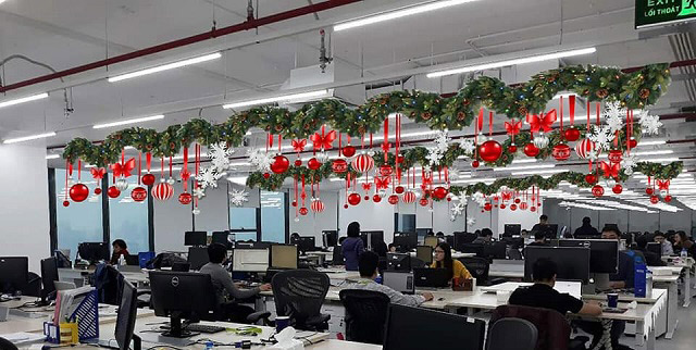 Trang trí Noel văn phòng với đồ treo trần nhà
