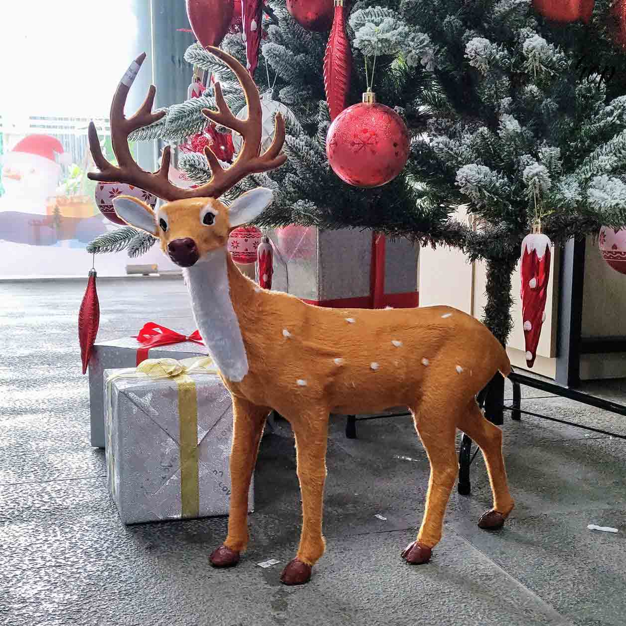 Trang trí Noel văn phòng với mô hình tuần lộc