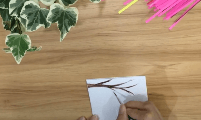 Dùng bút để trang trí thiệp chúc Tết bằng giấy cuộn