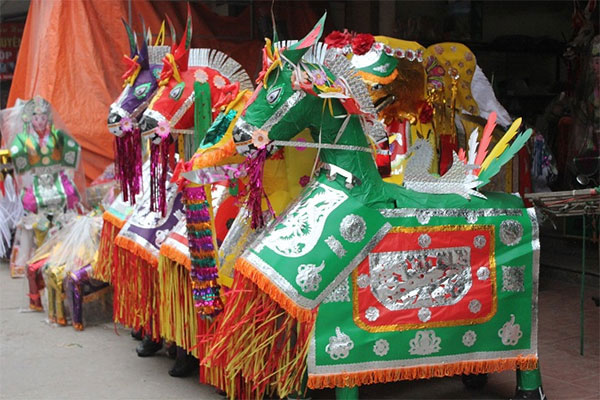 Người miền Trung thường cúng ngựa