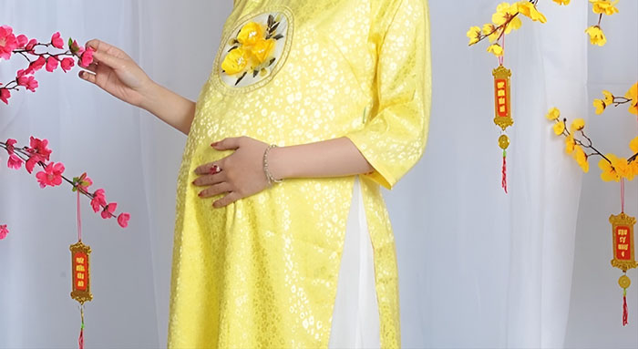 Nên lựa chọn trang phục rực rỡ tránh mặc nguyên cây đen hoặc trắng