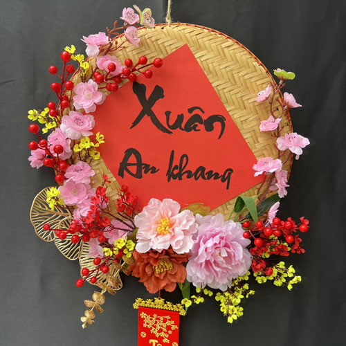 Trang trí Tết lớp mầm non bằng mẹt hoa