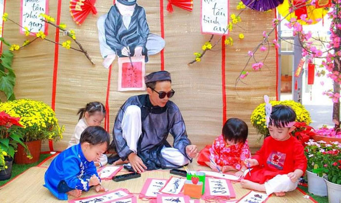 Trang trí Tết bằng hoạt cảnh ông đồ cho chữ