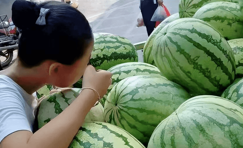 Chọn dưa hấu ngon bằng cách vỗ vào dưa