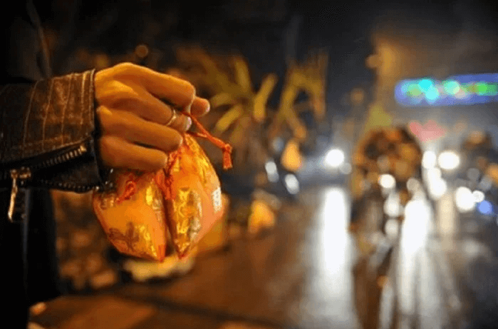 Mua muối là việc nên làm vào mùng 3 Tết