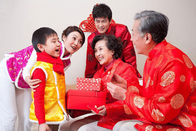 Chúc Tết là việc nên làm vào mùng 3 Tết