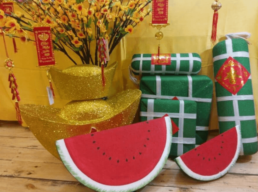 Trang trí lớp học ngày Tết với mô hình bánh chưng, dưa hấu handmade
