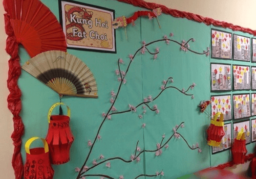 Trang trí lớp học ngày Tết với cành đào, quạt và đèn lồng