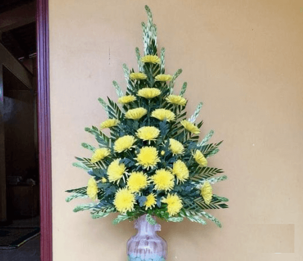 Cách cắm hoa cúc vàng ngày Tết với hoa huệ