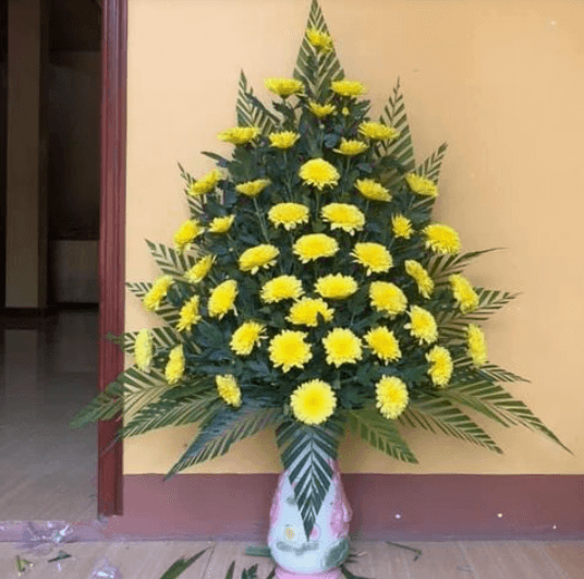 Cách cắm hoa cúc đẹp ngày Tết với lá cắm kèm