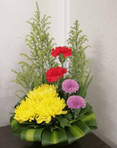 Cắm hoa cúc vàng ngày Tết với cẩm chướng