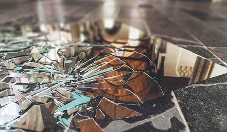 Xả xui cuối năm bằng cách chôn gương vỡ