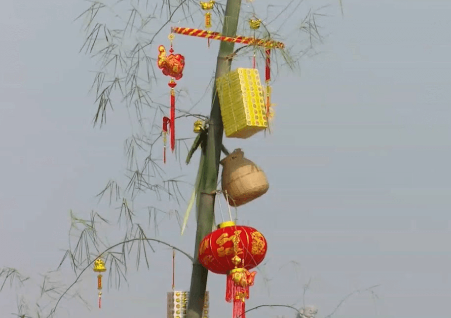 Hình ảnh cây nêu ngày Tết đẹp với đèn lồng