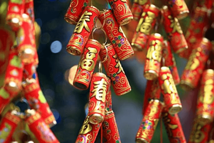 Trang trí mai Tết bằng pháo giấy giả