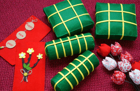 Trang trí cây mai Tết với mô hình bánh chưng, bánh tét